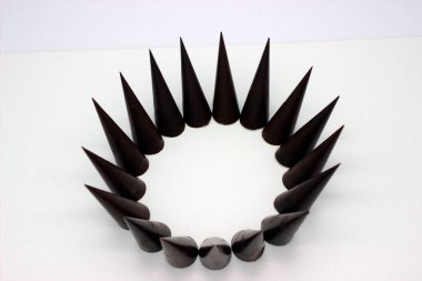 Uzatılmış çikolatalar beyaz arkaplanda yer almaktadır