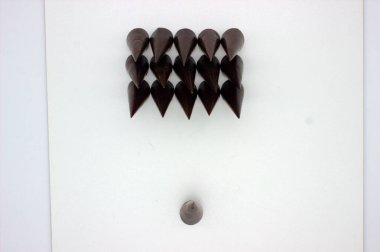 Uzatılmış çikolatalar beyaz arkaplanda yer almaktadır