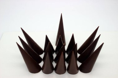 Uzatılmış çikolatalar beyaz arkaplanda yer almaktadır