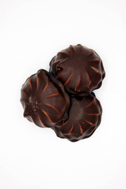 Beyaz arkaplanda çikolatalı şekerlemeler (Zefir)