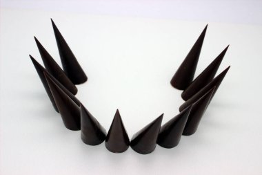 Uzatılmış çikolatalar beyaz arkaplanda yer almaktadır