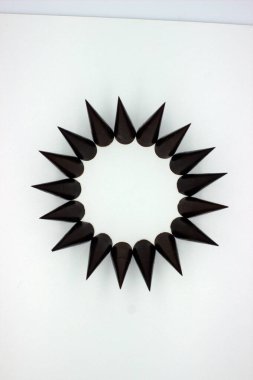 Uzatılmış çikolatalar beyaz arkaplanda yer almaktadır