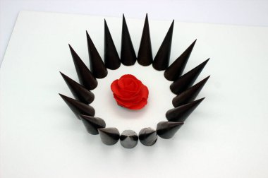 Uzatılmış çikolatalar beyaz arkaplanda yer almaktadır