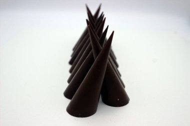 Uzatılmış çikolatalar beyaz arkaplanda yer almaktadır