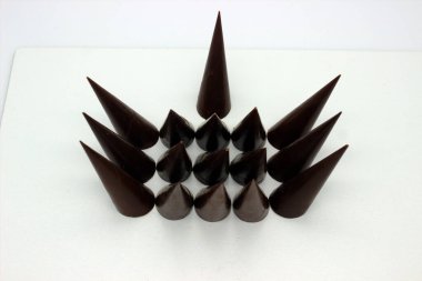 Uzatılmış çikolatalar beyaz arkaplanda yer almaktadır