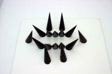 Uzatılmış çikolatalar beyaz arkaplanda yer almaktadır