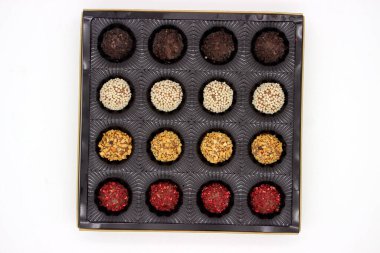 Koyu ambalajlı çok renkli çikolatalar yakından fotoğraflandı.