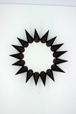 Uzatılmış çikolatalar beyaz arkaplanda yer almaktadır