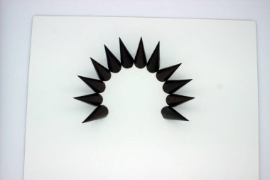 Uzatılmış çikolatalar beyaz arkaplanda yer almaktadır