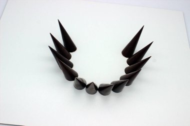 Uzatılmış çikolatalar beyaz arkaplanda yer almaktadır