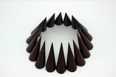 Uzatılmış çikolatalar beyaz arkaplanda yer almaktadır