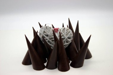 Uzatılmış çikolatalar beyaz arkaplanda yer almaktadır