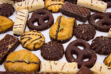 Hafif arka planda çikolatalı bisküvi ve waffle. Arkaplan pişirme resmi