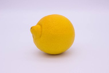 Hafif arka planda olgun limon. İzole edilmiş resim