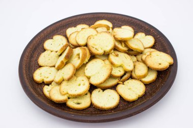 Kızarmış ekmek cipsleri tabakta baharatlı.