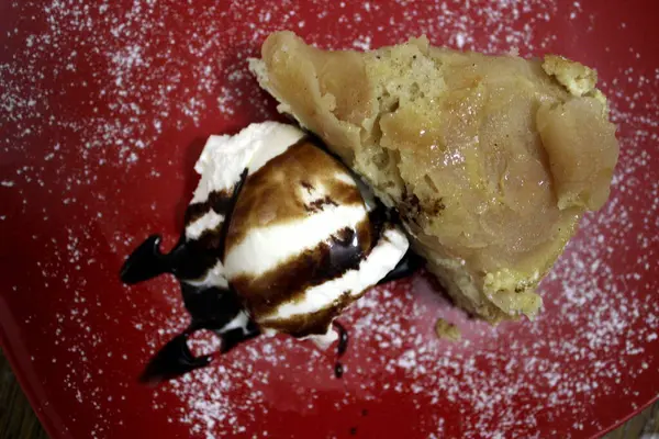 Ball Ice Cream Apple Pie Red Plate — Stockfoto