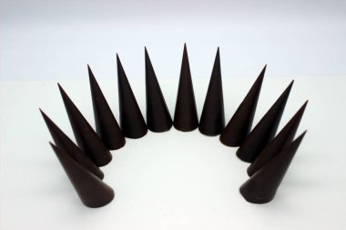 Uzatılmış çikolatalar beyaz arkaplanda yer almaktadır