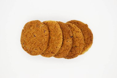 Beyaz arka planda birkaç parça yulaflı kurabiye.