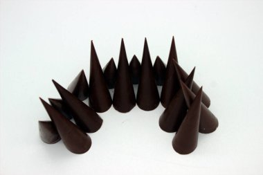 Uzatılmış çikolatalar beyaz arkaplanda yer almaktadır