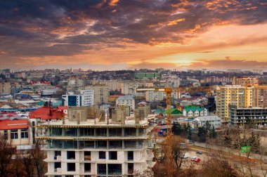 Şehirde çok katlı bir konut inşaatı.