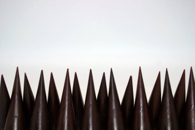 Uzatılmış çikolatalar beyaz arkaplanda yer almaktadır