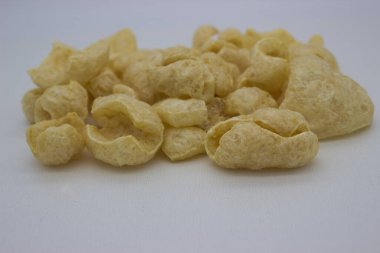 Beyaz arka planda gevrek domuz derileri.