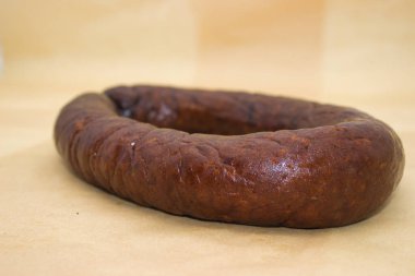 Yüzük şeklinde ev yapımı, koyu kahverengi, desenli, geleneksel sigara içme metodlarıyla tütsülenmiş sosis. Aperatif olarak ya da ana yemek olarak dilimleyip servis etmek için mükemmel..