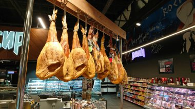 Ternopil, Ukrayna, 29 Nisan 2019: Bir süpermarketin et bölümünde pişirilmiş jambonu asma görüntüsü. Ürünler modern bir perakende satış için sergileniyor..