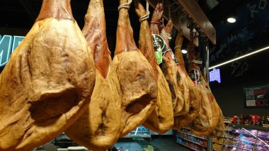 Ternopil, Ukrayna, 29 Nisan 2019: Bir süpermarketin et bölümünde pişirilmiş jambonu asma görüntüsü. Ürünler modern bir perakende satış için sergileniyor..