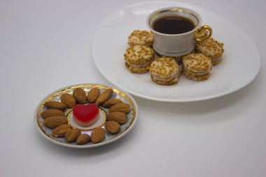 Sade kahve, fındık kaplı kurabiye, badem ve kalp şeklinde şeker içeren rahat bir ortam. Özel bir kahve molası ya da sevgililer günü hediyesi için mükemmel..