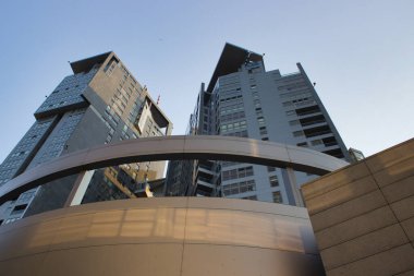 Modern ikiz kuleleri ve yuvarlak yapısıyla şehir mimarisi 4 Haziran 2019 'da Gdynia' da yakalandı..