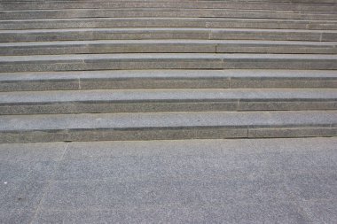 Açık hava granit merdiveni görünür desenli yatay yakın plan..