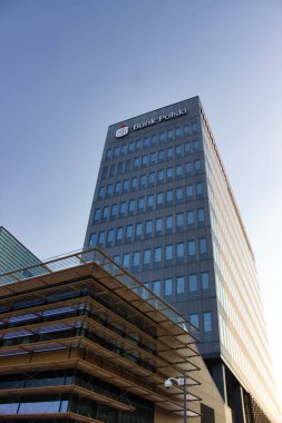 Polonya 'nın Gdynia kentindeki modern cam cepheli PKO Bank Polski binası 4 Haziran 2019' da fotoğraflandı..