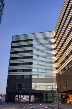 Polonya 'nın Gdynia kentindeki Marriott Oteli' nin modern cam cephesi, 4 Haziran 2019 'da günbatımında, çağdaş mimarinin yer aldığı fotoğraf çekilmiştir..