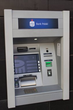 Polonya 'nın Gdynia kentindeki PKO Bank Polski' nin otomatik veznedar makinesi (ATM), görünür marka ve arayüzle 4 Haziran 2019 'da fotoğraflandı..