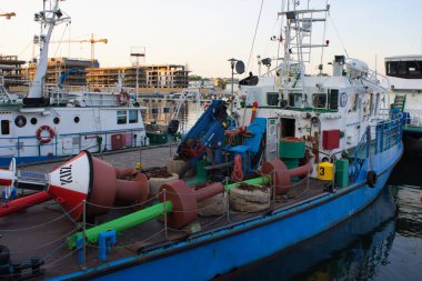 4 Haziran 2019 'da Polonya' nın Gdynia kentine yanaşan seyir şamandıraları ve güverte ekipmanlarına sahip hidrografik destek gemisi.