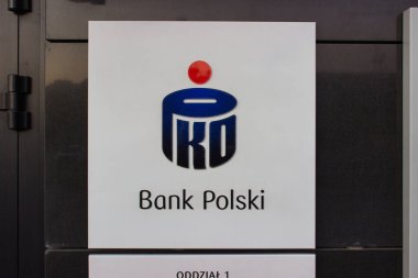 Gdynia şubesinin resmi giriş tabelasında PKO Bank Polski logosunun yakın çekimi, 4 Haziran 2019 'da çekildi..