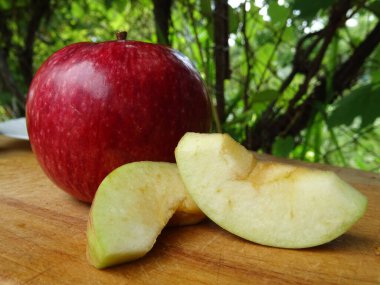 Olgun elmalar yemek için, elmalı turta yapmak için