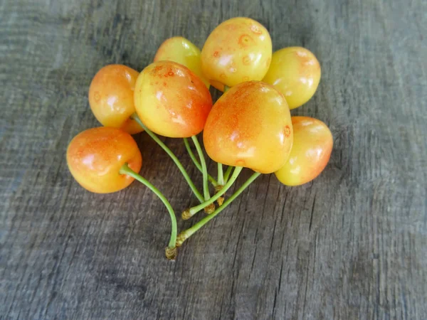 成熟的樱桃浆果在木制的背景上 轻盈的浆果特写 美味的樱桃浆果 — 图库照片