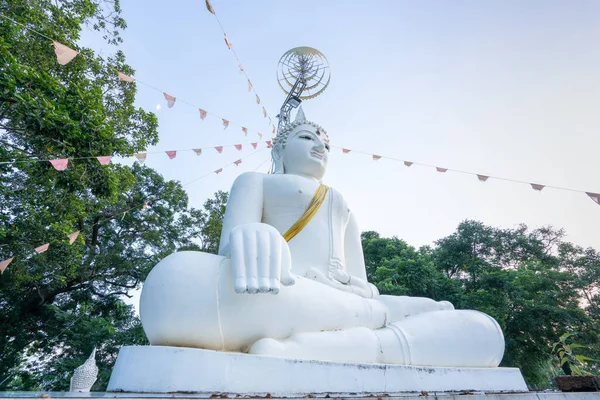 Große Weiße Buddha Statue Auf Dem Berg Für Thailänder — Stockfoto