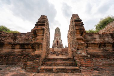 Tayland 'daki Ayutthaya tapınağının Wat Phra Si Santhe hava manzarası. Ayutthaya Tarihi Parkı UNESCO tarafından Dünya Mirası olarak kabul ediliyor.