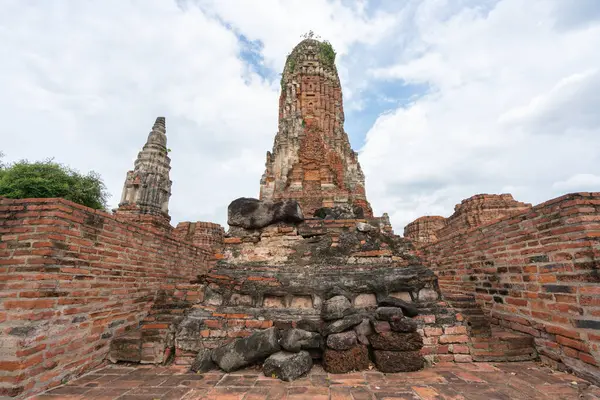 Tayland 'daki Ayutthaya tapınağının Wat Phra Si Santhe hava manzarası. Ayutthaya Tarihi Parkı UNESCO tarafından Dünya Mirası olarak kabul ediliyor.