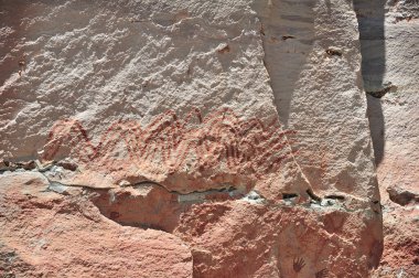 Ubon Ratchathani, Tayland - 30 Mayıs 2024: Pha Taem Milli Parkı Eski mağara duvarlarında resimler var, 3000 yıldan daha eski, yüksek uçurumlar, büyük kayalar.