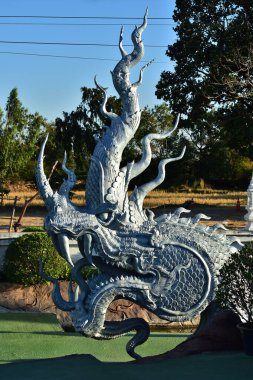 Sisaket, Tayland, Wat Traisamakkee (Nak Adası, Badal Şehri), Pho Si Suwan Bölgesi, Sisaket ili. 16 Ocak 2025. Antik Naga veya Antika Naka Wat Traisamakkee Heykeli (Nak Adası, Badal Şehri)