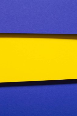 İki koyu mavi ve bir sarı kartondan oluşan kompozisyon..