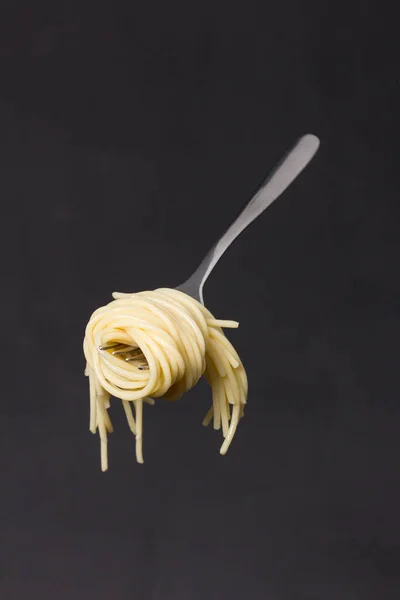 Tenedor Con Madeja Espaguetis Suspendido Sobre Fondo Textura Oscura —  Fotos de Stock