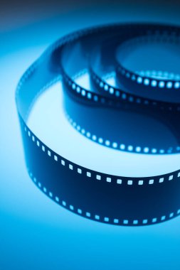 35 mm 'lik film spiral şeklinde sarılmış ve siyan renkli ışıkla aydınlatılmış. Görüntü yönetmeni konsepti.