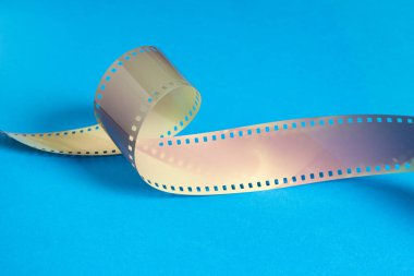 Mavi yüzeyde 35 mm 'lik bir filmin örtülü parçası..