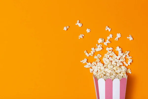 Skål Med Popcorn Utspridda Orange Yta Fritid Och Underhållning Koncept Stockfoto