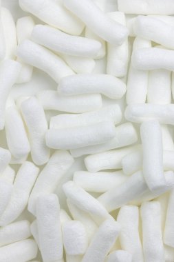 Paketleme için düzensiz beyaz koruyucu köpük şekillerinin toplanmasıyla oluşan doku.